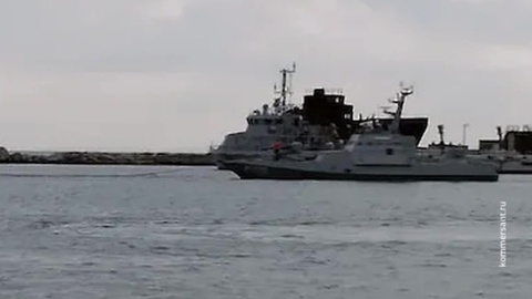 Без военного конвоя: украинские корабли прошли под арками Крымского моста