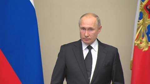 Путин предложил увековечить память Лужкова