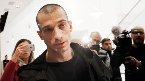 Павленский украл видео, спровоцировавшее порноскандал в Париже