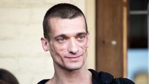 Власти Франции не исключают пересмотра решения о статусе Павленского