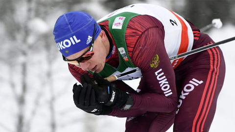 Большунов довольствовался бронзой в эстафете на чемпионате страны