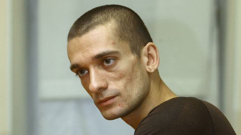 Во время вечеринки Павленский порезал людей и получил бутылкой по голове