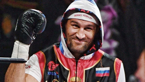 Ковалев одержал победу в дебютном бою в первом тяжелом весе