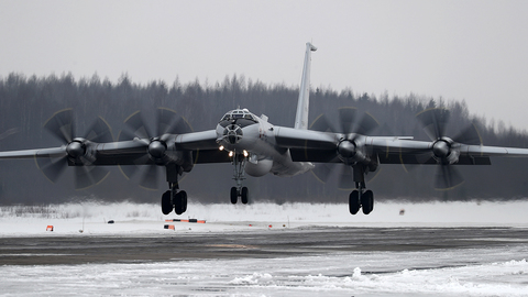 Военный Ту-142 с отказавшим двигателем экстренно сел под Вологдой