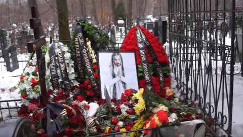 "Зачем они это делают": в Москве неизвестные сожгли могилу Децла