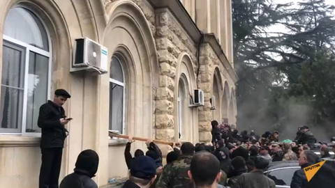 Здание администрации президента Абхазии разграблено