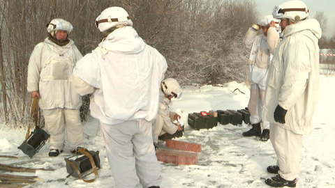 В Туве военные подрывают лед на реке, чтобы защитить город Чадан от подтопления