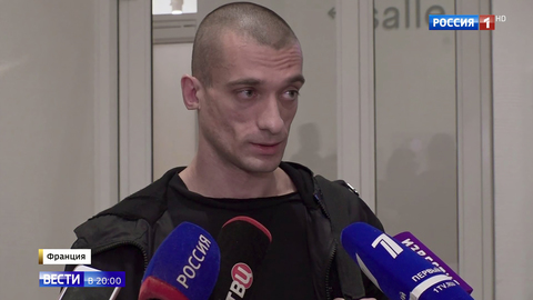 Порнографический скандал в Париже: художник Павленский помешал однопартийцу Макрона