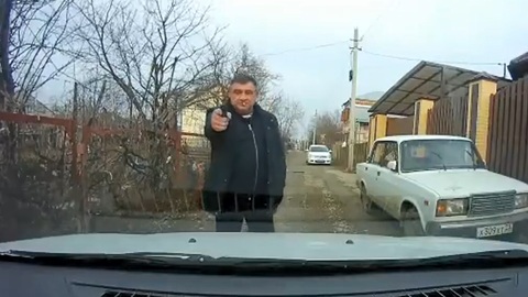 В Армавире неадекватный мужчина перекрыл проезд и угрожал водителю пистолетом. Видео