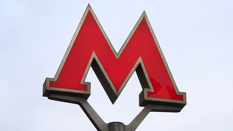 На метро "Беговая" пассажир упал на рельсы