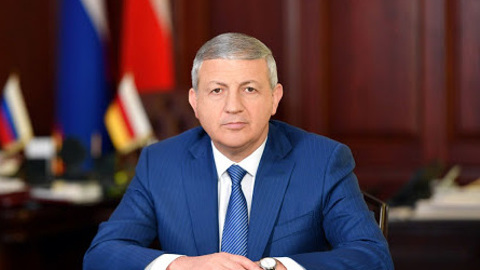 Битаров поблагодарил Путина и пожелал успехов Меняйло
