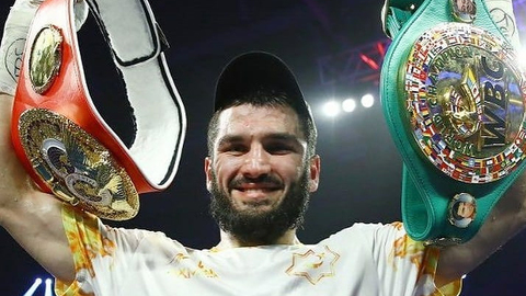 Бетербиев защитил два чемпионских титула в бою с Брауном