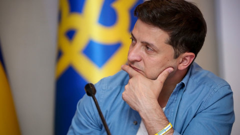 Зеленский предупредил "слуг народа" о предложениях "каких-то мужчин и женщин"