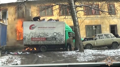 Полицейские с помощью грузовика спасли людей из горящего дома в Подмосковье