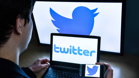 Twitter оставит пользователям только темный фон для общения