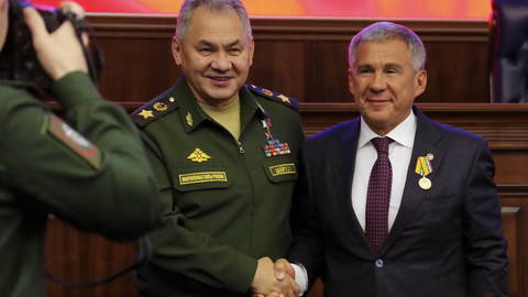 Президент Татарстана награжден медалью "За вклад в укрепление обороны России"