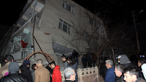 Землетрясение на востоке Турции: 14 человек погибли, более 300 пострадали