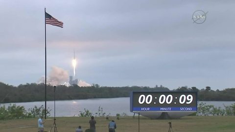 Космический корабль Dragon везет на МКС смертельно опасные бактерии