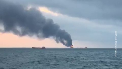 Один из танкеров, горящих у Керченского пролива, может взорваться