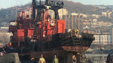 Со дна Авачинской бухты подняли плавучий док, затонувший зимой