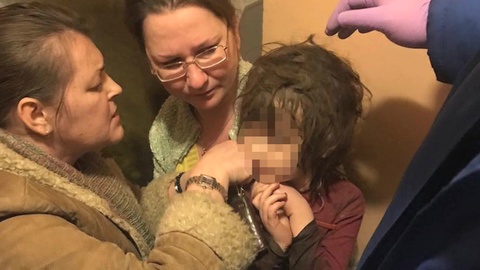 Девочка из захламленной московской квартиры начала общаться с другими детьми