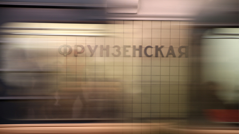 На станции "Фрунзенская" женщина погибла, упав на рельсы