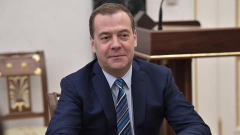 Премьер Медведев поздравил граждан с Днем России