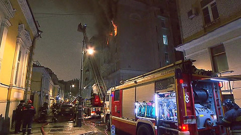 Число погибших на ночном пожаре в центре Москвы выросло до 4