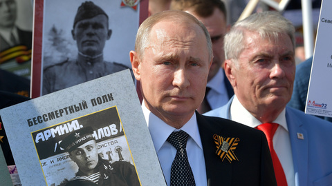Путин рассказал, о чем думал, когда впервые прошел в "Бессмертном полку"