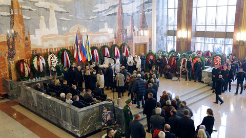 На Военном мемориальном кладбище началось прощание с Алексеем Леоновым