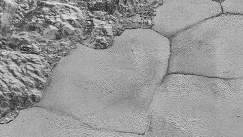Учёные NASA показали первые снимки Плутона, сделанные с минимального расстояния