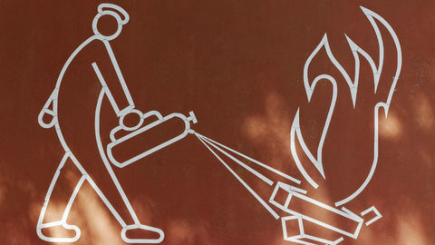 Крошечные "огнетушители" внутри литиево-ионных аккумуляторов помогут остановить возгорание