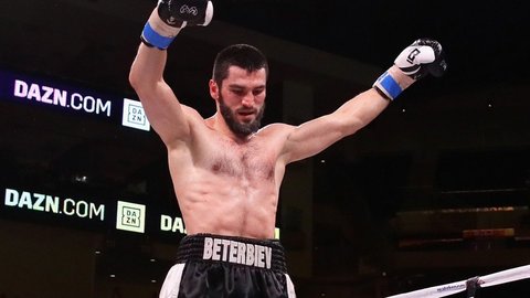 Бой Бетербиева и Дайнеса вновь перенесен, у россиянина ковид