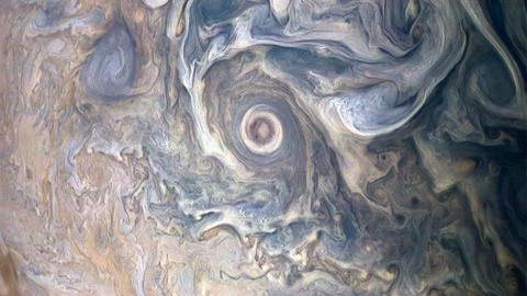 Juno показал замысловатый облачный пейзаж Юпитера