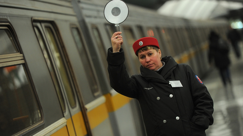 На фиолетовой линии московского метро произошел сбой