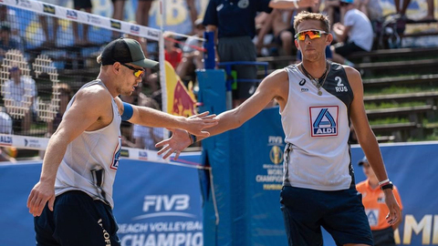 "Пляжники" Семенов и Лешуков вышли в 1/4 финала чемпионата Европы
