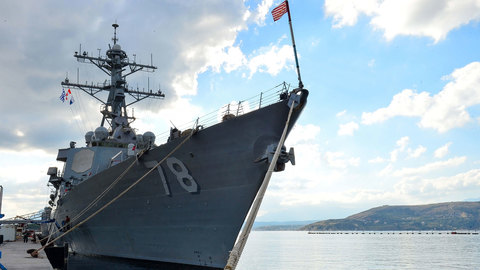 Эсминец ВМС США покидает Черное море