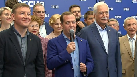 Медведев доволен тем, что "Единая Россия" остается лидером