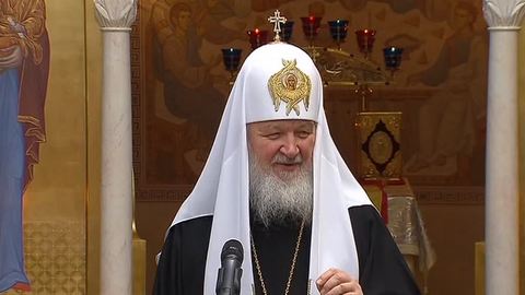 Патриарх Кирилл на Рождество привез гостинцы воспитанникам детдома для инвалидов