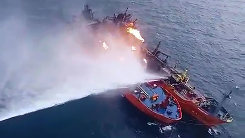 "Живая взрывчатка": сохраняется опасность взрыва сжиженного газа на горящих танкерах
