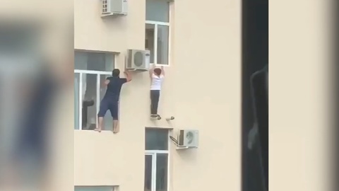 Житель Чечни без страховки спас оказавшегося за окном многоэтажки ребенка