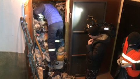 "Тащит домой всякий хлам": женщина доверху забила свою квартиру мусором