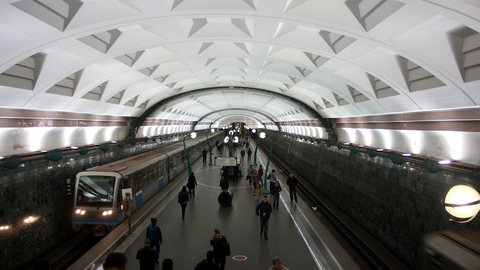 На нескольких ветках московского метро приостановлено движение поездов