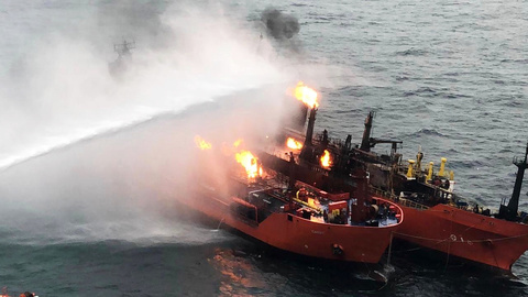 Пожар на танкерах в Черном море ослабел