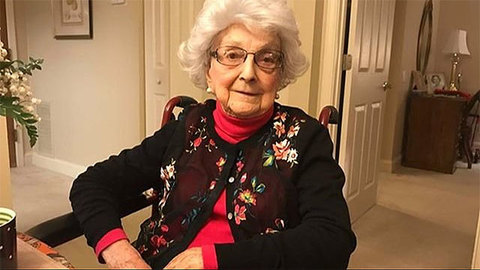 Секрета долголетия нет: 109-летняя американка пьет вино и "просто живет"