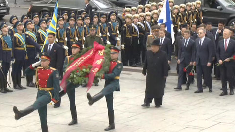 Ким Чен Ын возложил венок к мемориалу "Боевая слава Тихоокеанского флота"