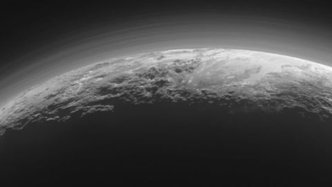 Зонд New Horizons прислал снимки туманной поверхности Плутона