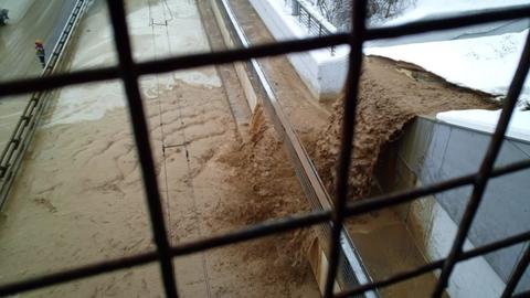 Уровень воды в Тушинском тоннеле превысил 20 см. Остановить поток не удается