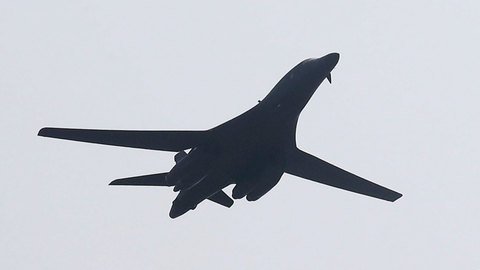 Американский бомбардировщик B-1B Lancer впервые сел на авиабазе в Польше