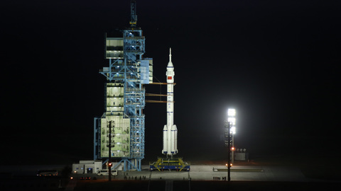 Экипаж китайского космического корабля "Шэньчжоу-11" вернулся на Землю